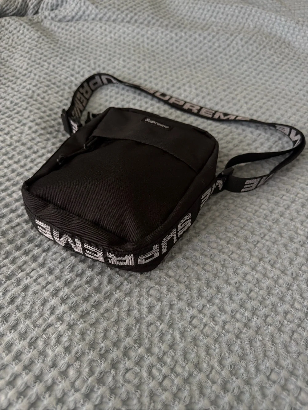 Supreme compact black